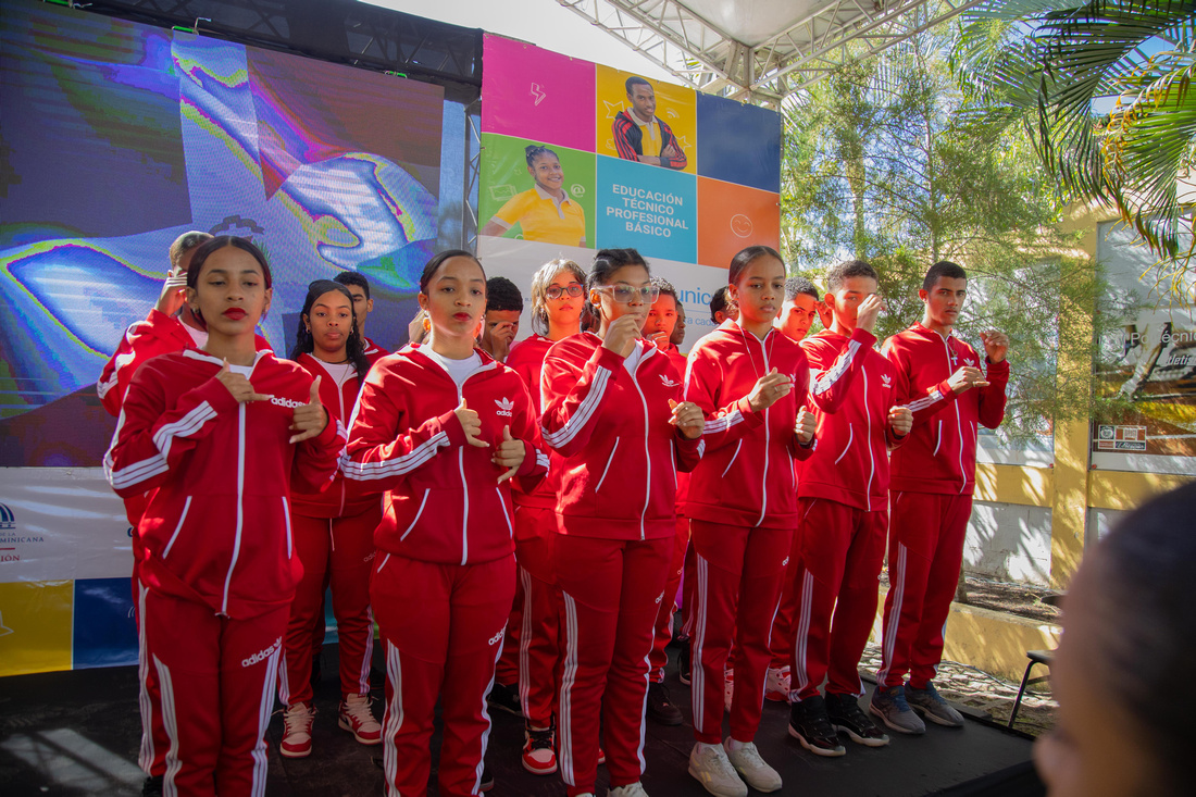 Adolescentes con discapacidad interpretan himno nacional