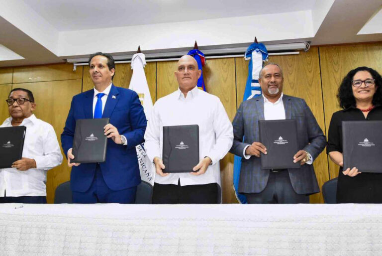 Autoridades con el documento rubricado (2)