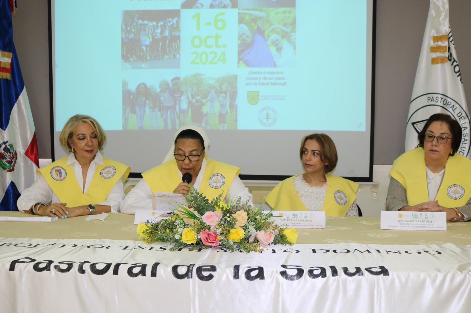 Foto 1 Sor Trinidad Ayala Adames, coordinadora general de la Pastoral de la Salud, Xiomara Pimentel, acompañada por Lic. Xiomara Pimentel y las doctoras Axinia Karina Martínez y Arabella Michelen (1)