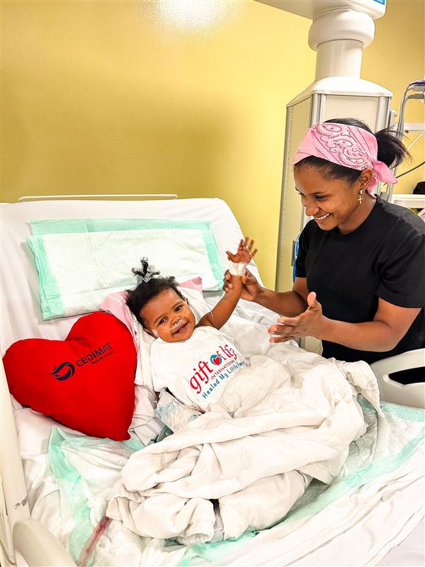 Paciente Aisha Jiménez y su madre Carmen De La Rosa