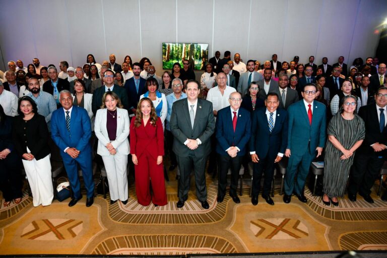 Autoridades de Salud junto a invitados al lanzamiento de resultados Censo