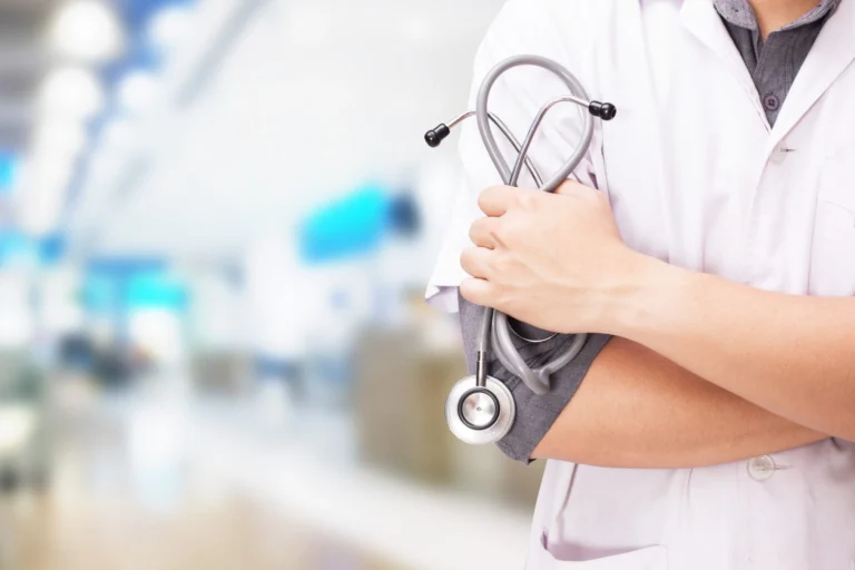 doctor-estetoscopio-manos-fondo-hospital-scaled