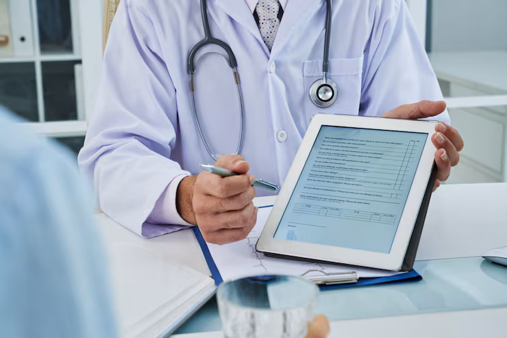 medico-irreconocible-que-extiende-pestana-digital-que-paciente-anonimo-complete-cuestionario_1098-19318